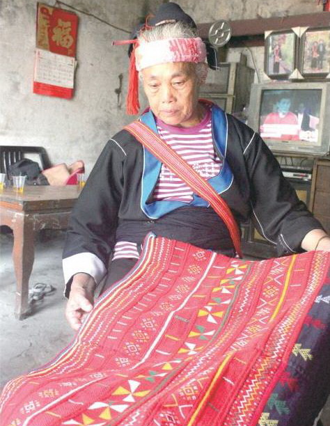對于自己的刺繡作品,沈佩英如數(shù)家珍。
