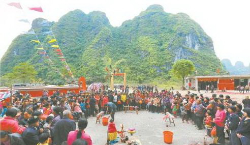 11月25日,村民們等待喝“羅漢粥”。