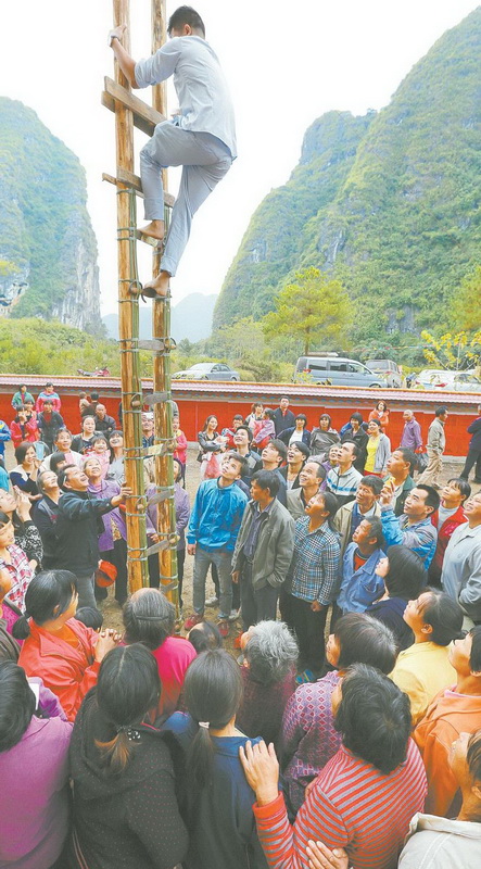 民俗活動的重頭戲：上刀山,許多村民帶著衣物床被排隊(duì)上刀山。據(jù)傳,人使用上過刀山的衣、被后身體健康,出行平安。