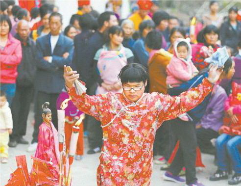 11月25日,一位男扮女裝民間法師藝人在民俗活動中表演祭神舞蹈。在傳承青黃不接的現(xiàn)狀下,少數(shù)年輕人繼承了此項(xiàng)民俗文化。