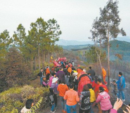 雞公獅、人龍跟隨在背帶龍后面,游過(guò)各個(gè)山頭,走回祠堂。