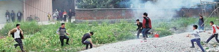 花炮爆炸后將鐵圈沖上天空,搶花炮的人群向鐵環(huán)飛出的方向奔去,尋找和搶奪鐵環(huán)。