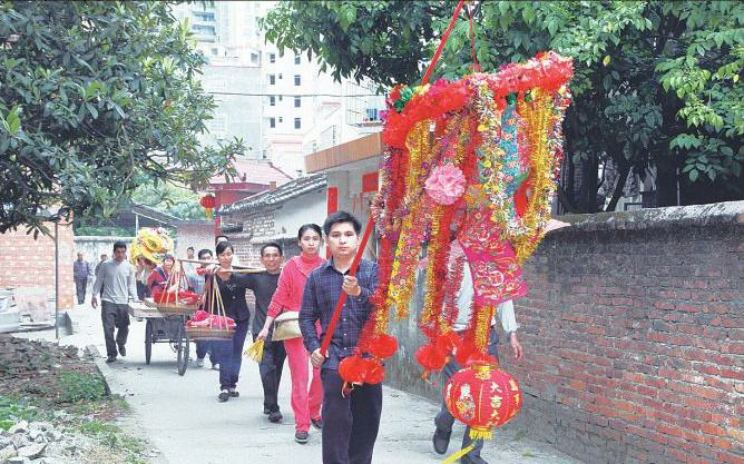 上燈隊(duì)伍浩浩蕩蕩向祠堂進(jìn)發(fā)。