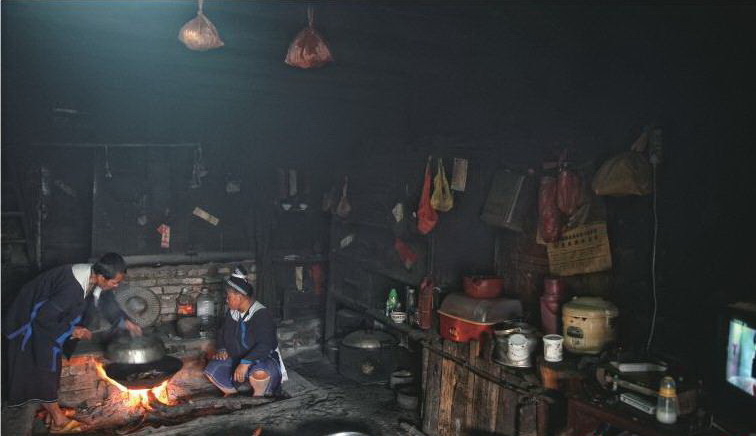 大多數(shù)瑤民還保留著燒柴做飯的傳統(tǒng)習(xí)俗。室內(nèi)被煙火長期熏烤,黑乎乎的。