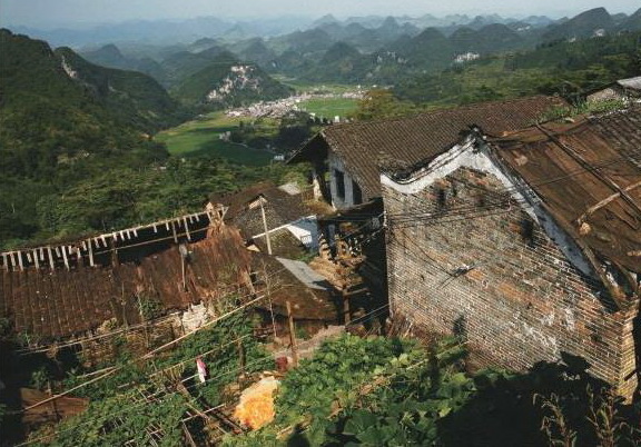 油嶺瑤寨許多傳統(tǒng)建筑已無人居住。不遠(yuǎn)的山下就是移民新村。