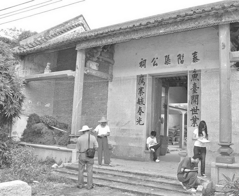 古色古香的泰階張公祠,掩映在一片綠竹叢中。清新區(qū)文物工作者正在進(jìn)行田野調(diào)查。