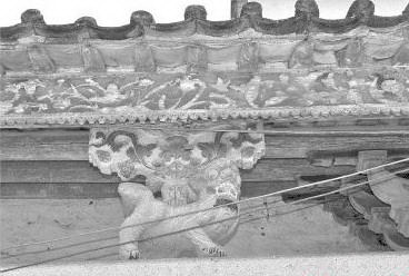 張氏祠堂是大圍村的標(biāo)志性建筑,橫梁上雕龍畫棟,極盡手工之能事。