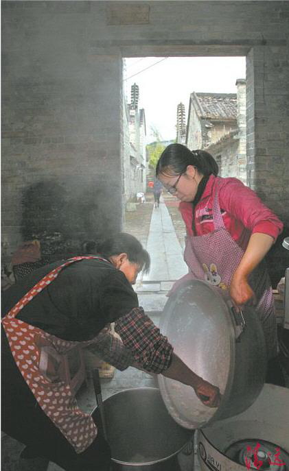 后勤人員緊張地準備午飯。