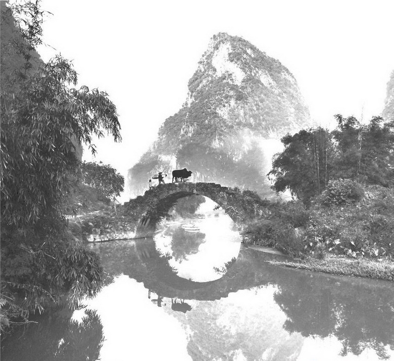 英西峰林永豐橋,橋因旁邊的永豐寺而得名。古石橋已無年月和造建者可考,但這絲毫不妨礙它從容而清伶地安立這鄉(xiāng)間天地。石橋獨(dú)自架于峰巒盛開的曠野溪流之上,則打破了慣性的審美定勢,顯出其清麗之美。從橋上牽牛而過的人叫阿六,身高不到一米五。
