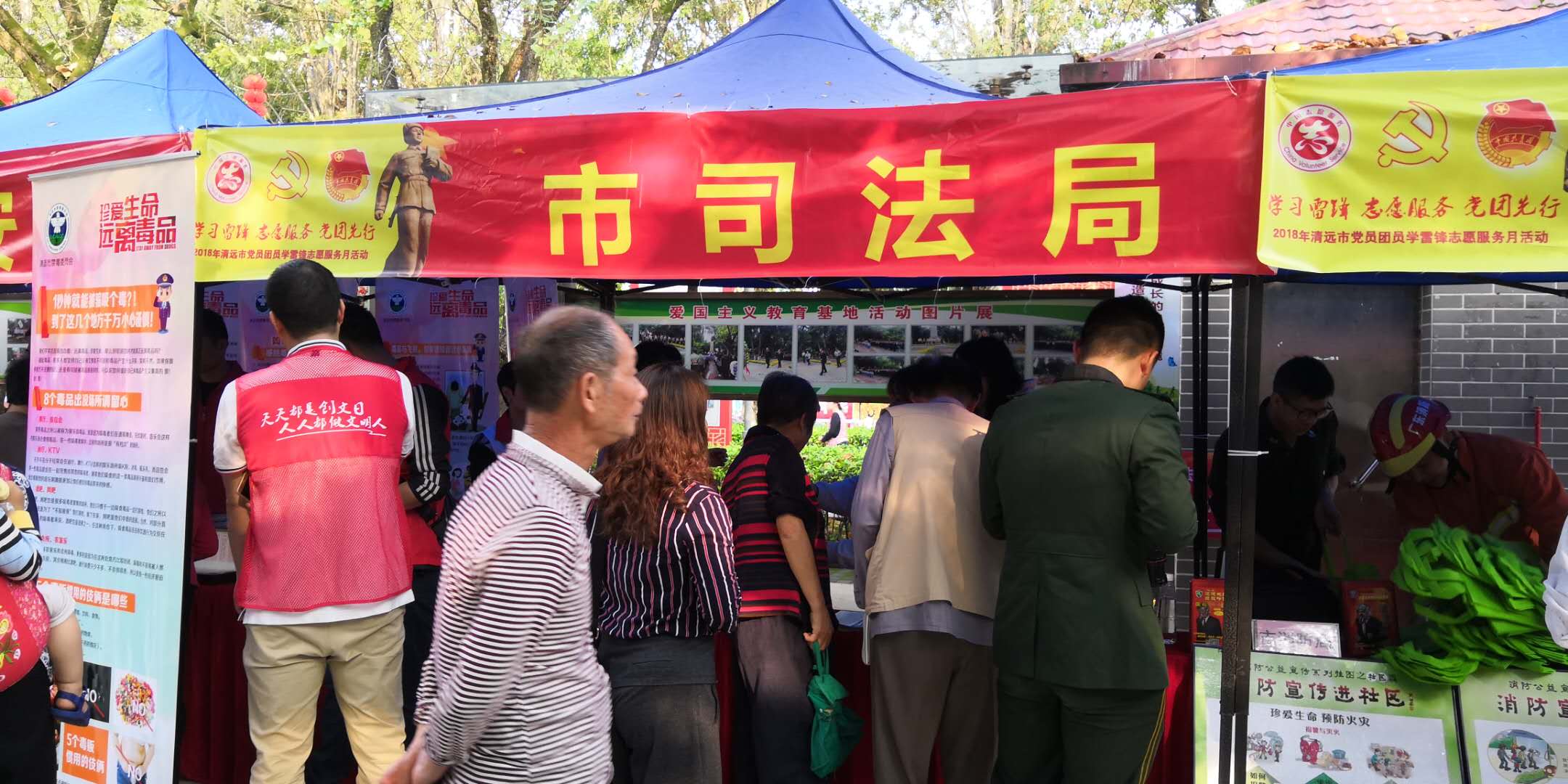 3月5日，市司法局、市委普法辦在清城區(qū)鳳城街道鳳桂園社區(qū)開展掃黑除惡、禁毒、禁賭法治宣傳活動5.jpg