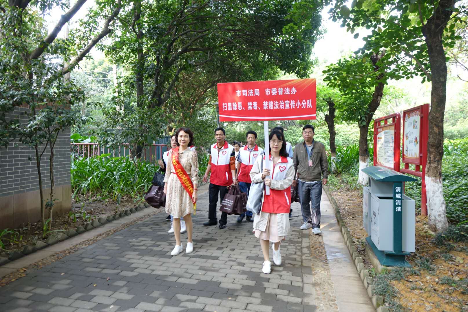 3月5日，市司法局、市委普法辦在清城區(qū)鳳城街道鳳桂園社區(qū)開展掃黑除惡、禁毒、禁賭法治宣傳活動2.jpg