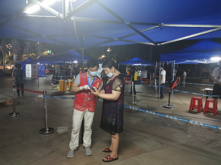 2021年6月9日，清遠市水利局第三批黨員突擊隊志愿者主動亮身份，指引群眾使用“粵核酸”小程序登記收件人員信息，并耐心解釋核酸檢測注意事項。.jpg