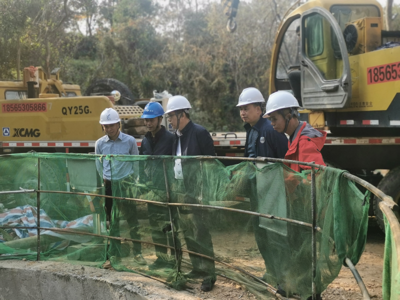 2022年1月7日，局黨組成員、副局長張月榮同志率供排水科及市水務(wù)集團有關(guān)人員前往市區(qū)供水設(shè)施建設(shè)工程蘇仙嶺頂管段、金融學(xué)院段、職教一路段、環(huán)城東路北段等施工現(xiàn)場檢查安全生產(chǎn)、疫情防控及工程進展情況。.jpg