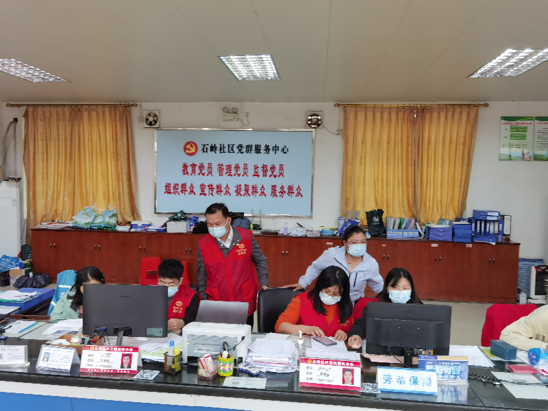 2022年4月18日，清遠市水利局黨員干部在清城區(qū)龍?zhí)伶?zhèn)石嶺村開展疫情防控工單核查。.jpg