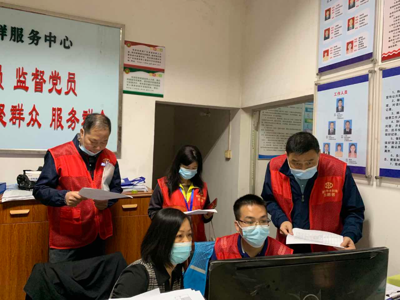 2022年4月17日，清遠市水利局下沉干部在清城區(qū)龍?zhí)伶?zhèn)金沙村開展疫情防控工單核查。.jpg