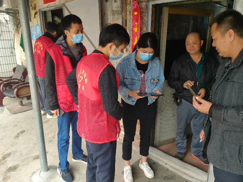 2022年4月19日，清遠市水利局下沉干部協(xié)助龍?zhí)伶?zhèn)泗合村委會走訪商戶，積極宣傳疫情防控要求，指導營業(yè)者下載使用場所碼。.jpg