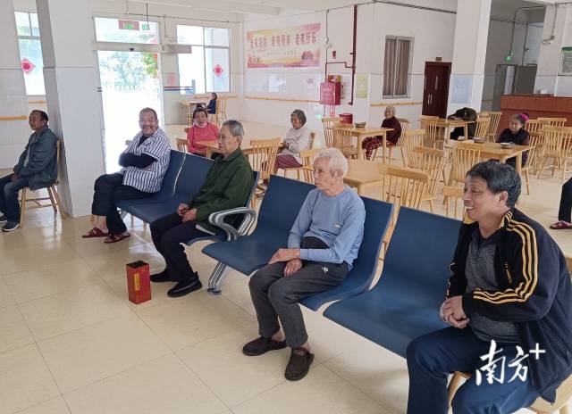 老人們?cè)谡瘝忔?zhèn)敬老院寬敞的影視娛樂廳看電視。