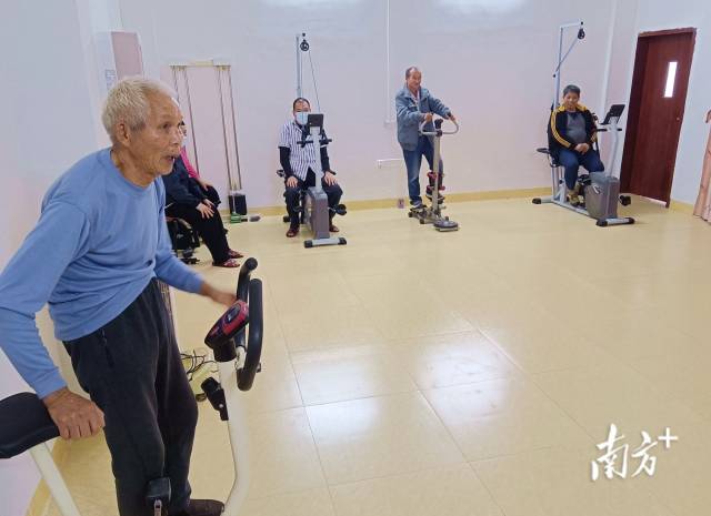 老人在敬老院健身房運動、健身。