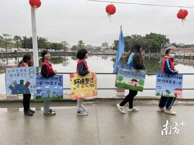 社工引導(dǎo)小志愿者自主開展志愿活動(dòng)。