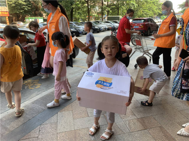 清城區(qū)中冠幼兒園響應(yīng)號召向災(zāi)區(qū)捐贈物資，師生、家長協(xié)力開展采購。受訪者供圖