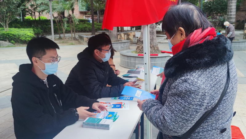 （圖為2022年12月6日，在清新區(qū)太和鎮(zhèn)建設(shè)社區(qū)駿豪城開展地名管理政策宣傳活動(dòng)）.jpg