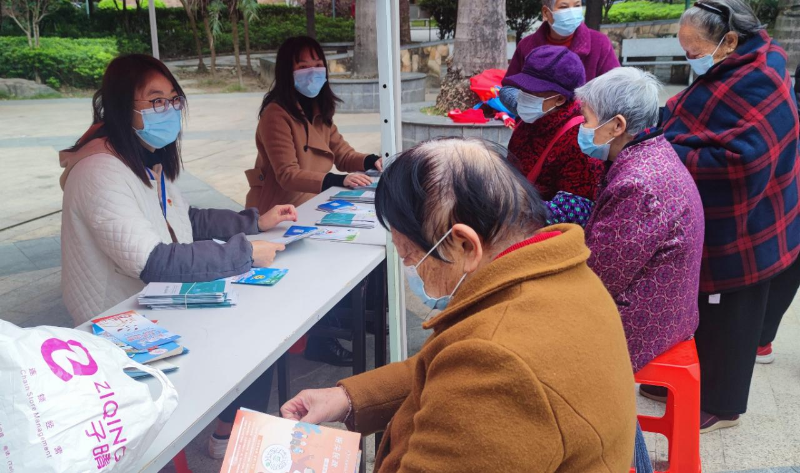 （圖為2022年12月6日，在清新區(qū)太和鎮(zhèn)建設(shè)社區(qū)駿豪城開展法治宣傳活動(dòng)）.jpg
