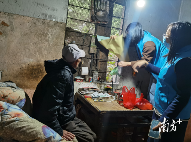 英德市東華鎮(zhèn)雙百社工為困難獨居老人林伯送御寒棉被，并為其修補破舊的窗戶。
