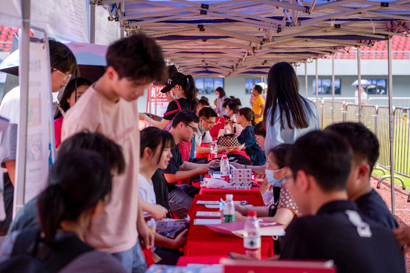 圖片一  20231021001-2023年5月27日，清遠市舉辦2023年廣東省粵北片區(qū)“穩(wěn)就業(yè)促發(fā)展”大型招聘活動，現(xiàn)場前來咨詢的求職者絡(luò)繹不絕。.jpg