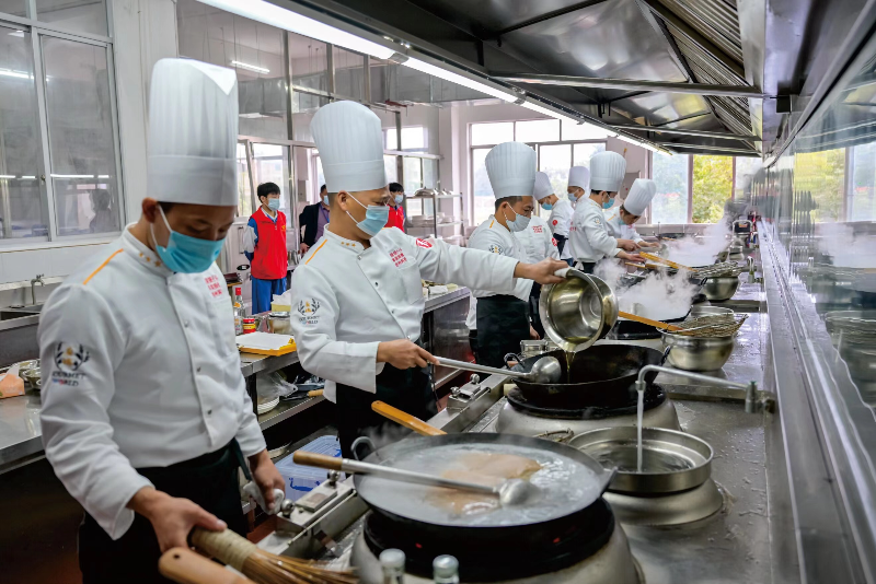 圖片三  近年來，清遠市高質(zhì)量推進“三項工程”，強化培訓夯實基礎(chǔ)，讓更多勞動者掌握了一技之長。（資料圖）.jpg