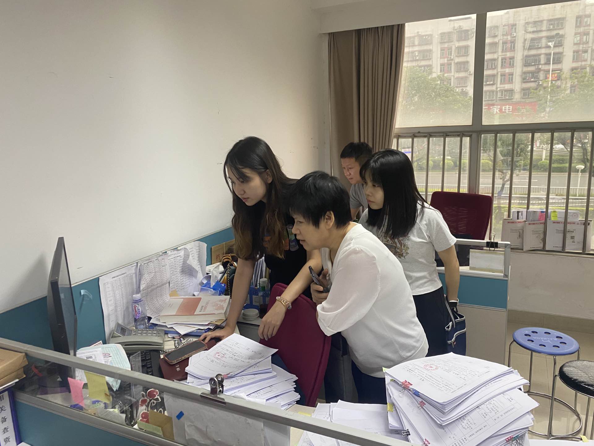 圖為今年國慶前夕，梁冬婷與審計(jì)組人員到復(fù)耕復(fù)種現(xiàn)場，核查惠民惠農(nóng)補(bǔ)貼真實(shí)情況。